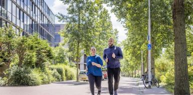 Decoratieve foto van twee personen die hardlopen